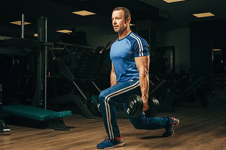 How To Do Walking Lunges With Dumbbell